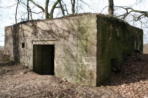 Ligne Maginot - MARIENTHAL 3 (AVANT POSTE) - (Blockhaus pour canon) - L'entrée pour le canon et de coté, l'entrée du personnel