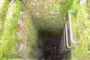 Ligne Maginot - Eichwald soute à munitions - Extérieur, puits avec son escalier à barreaux. 