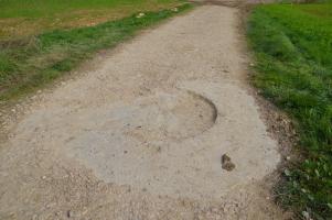 Ligne Maginot - Emplacement de l'encuvement - Les restes de l\'encuvement se trouvent au milieu du chemin donnant accès à un élevage.
Il a été comblé seul demeure visible le dessus.