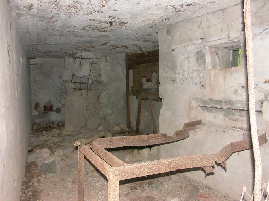 Ligne Maginot - Blockhaus Cb3 - Le support de la mitrailleuse est visible au premier plan