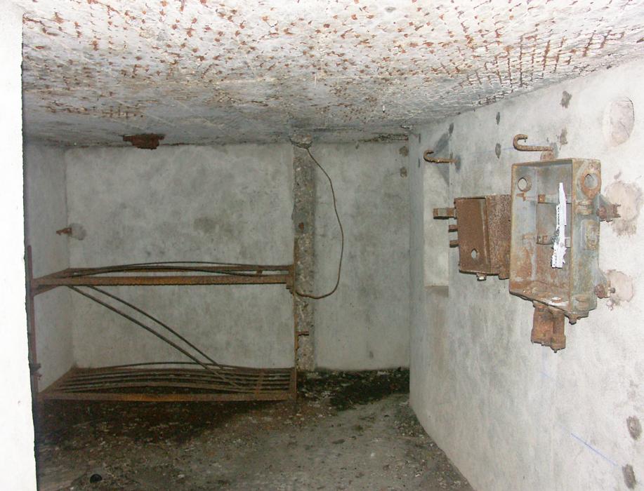 Ligne Maginot - Central d'observation du Bichel - Vue intérieure
Sur la droite de la photo, les restes de l'installation téléphonique sont encore visibles.
Au fond deux lits et au niveau du plafond -un  orifice permettent l'utilisation d'un periscope.