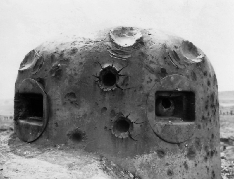 Ligne Maginot - LA FERTE - (Ouvrage d'infanterie) - Bloc 2 en 1040
Impacts de 88mm FLAK sur une des cloches GFM
