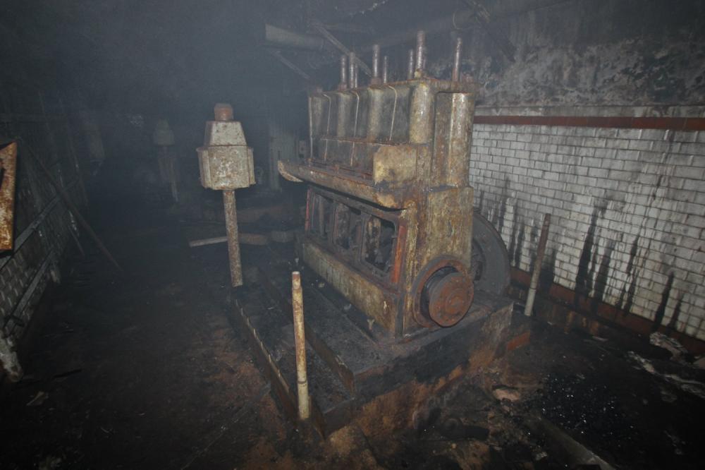 Ligne Maginot - BILLIG - A18 - (Ouvrage d'artillerie) - L'usine électrique
Les dessous de l'ouvrage étaient envahis par la fumée suite à un incendie provoqué par des ferrailleurs (juillet 2012)