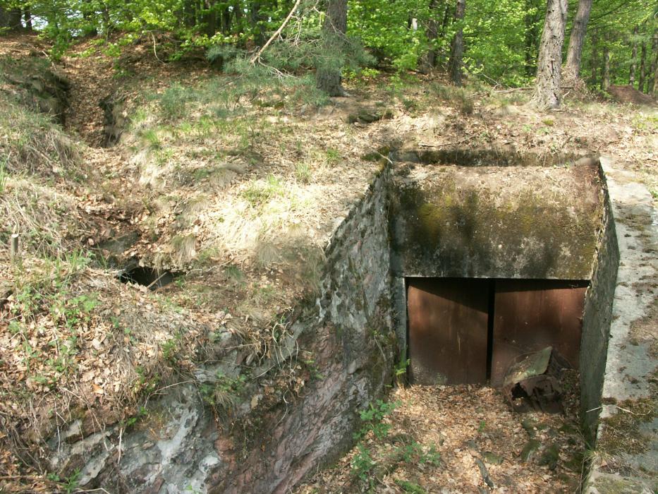 Ligne Maginot - BIESENBERG droite (Observatoire d'artillerie) - L'entrée de la casemate
Avec un premier observatoire visible au niveau du mur gauche