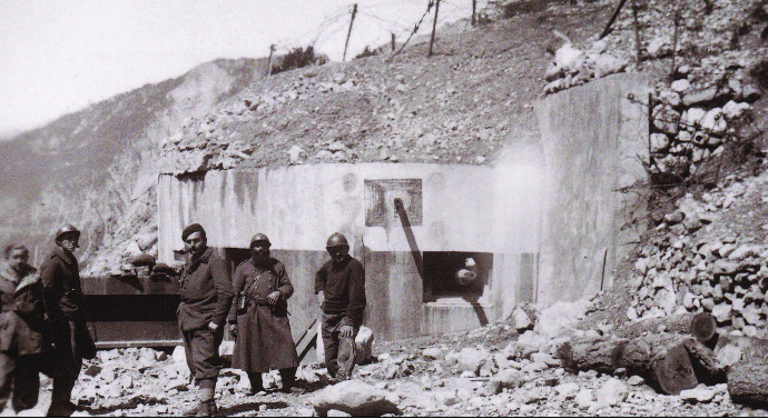 Ligne Maginot - MONTGENEVRE (BARRAGE RAPIDE) - (Blockhaus pour arme infanterie) - Le barrage après les hostilités, avec une partie de son équipage.