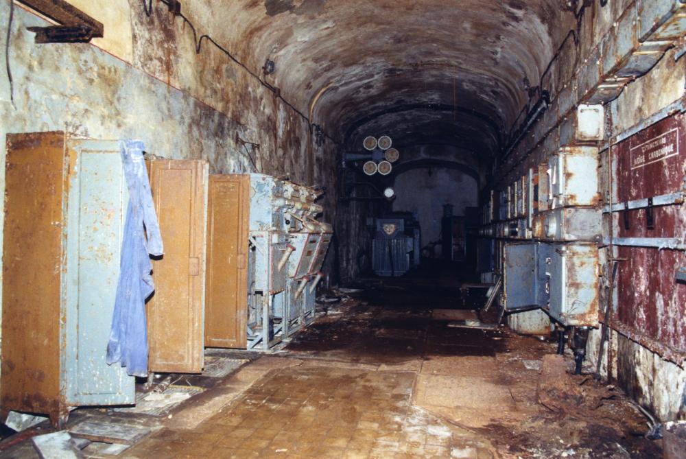 Ligne Maginot - LATIREMONT - A3 - (Ouvrage d'artillerie) - Station électrique
A gauche les cellules HTA et à droite la travée electrique principale de l'ouvrage. Les trasnformateurs sont visibles au fond