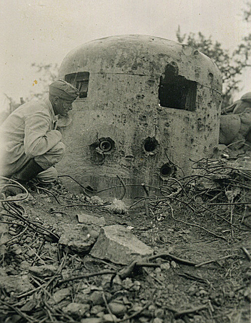 Ligne Maginot - 46A/1 - LIMBOURG PONT - (Abri) - Deux ogives de FLAK 88 fichées dans l'acier de la cloche
