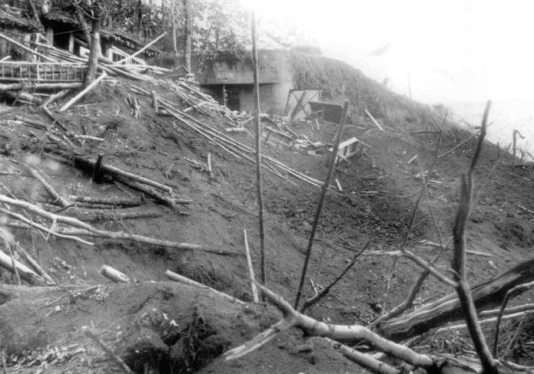 Ligne Maginot - GUNSTHAL COL EST - (Blockhaus pour arme infanterie) - Vue peu après les combats du 19 juin 1940. On aperçoit le camouflage de façade ainsi que le baraquement de l'équipage en haut à gauche