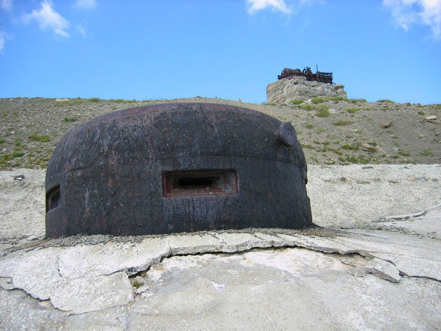 Ligne Maginot - RESTEFOND (Ouvrage d'artillerie) - Bloc 4
La cloche VDP, avec à l'arrière plan un treuil datant du chantier de l'ouvrage