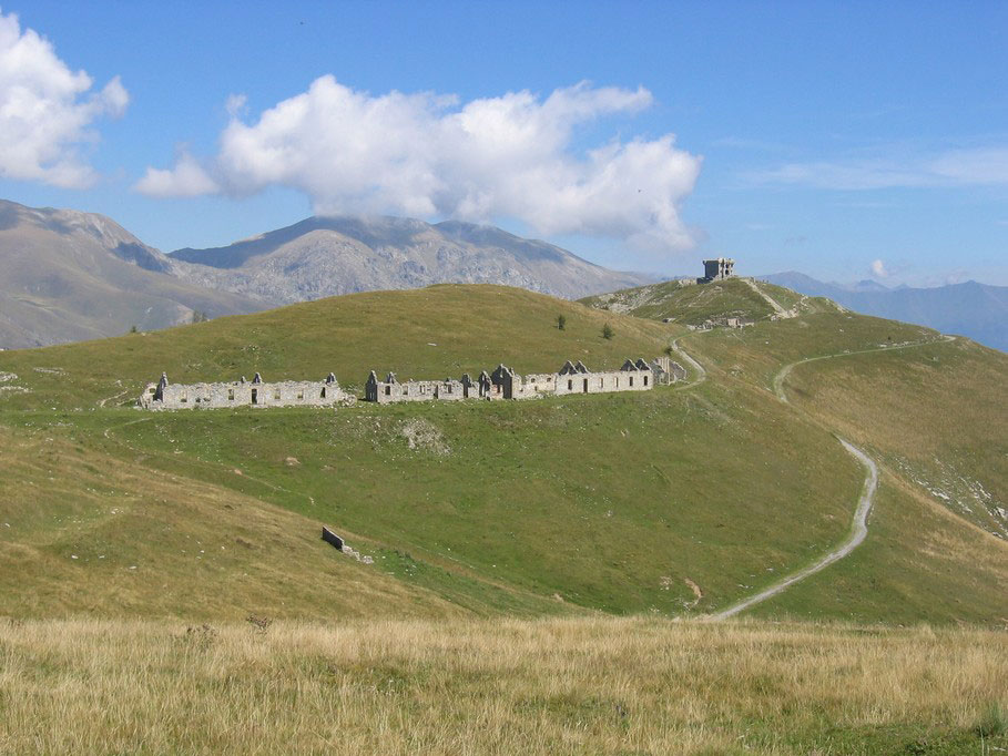 Ligne Maginot - Casernement de la Tête de l'Authion - Avec le blockhaus de la redoute des Trois Communes en arrière plan