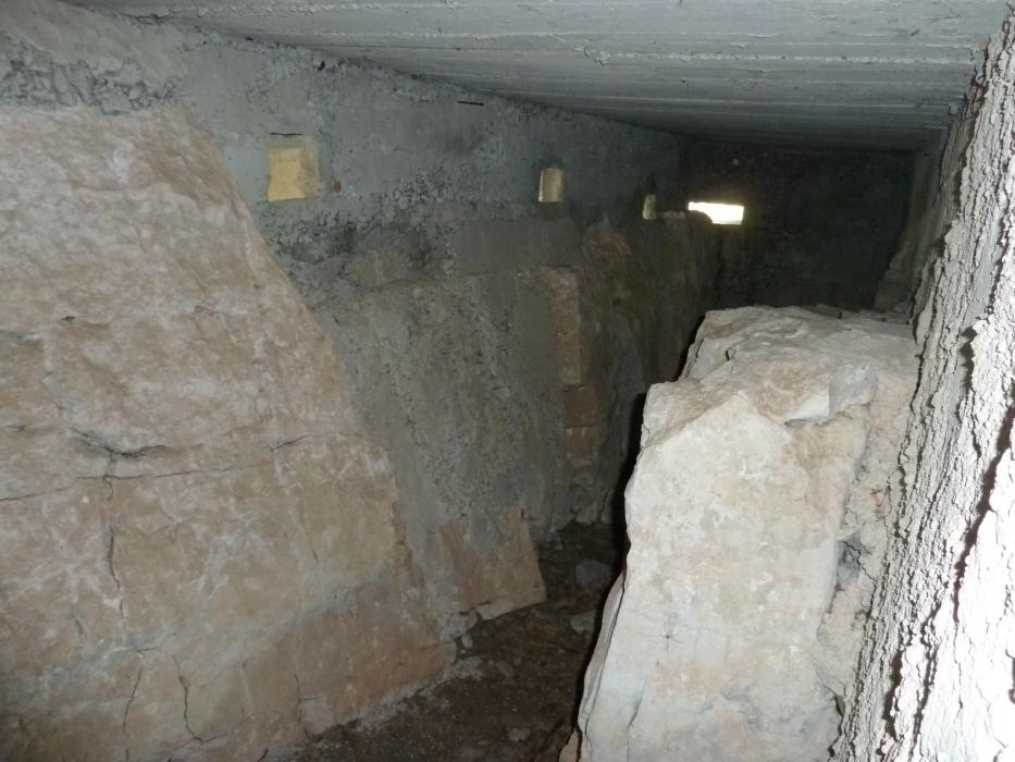 Ligne Maginot - BAISSE DU LOUP - (Blockhaus pour arme infanterie) - L’intérieur
On voit bien sur la droite, le rocher sur lequel est adossée la construction