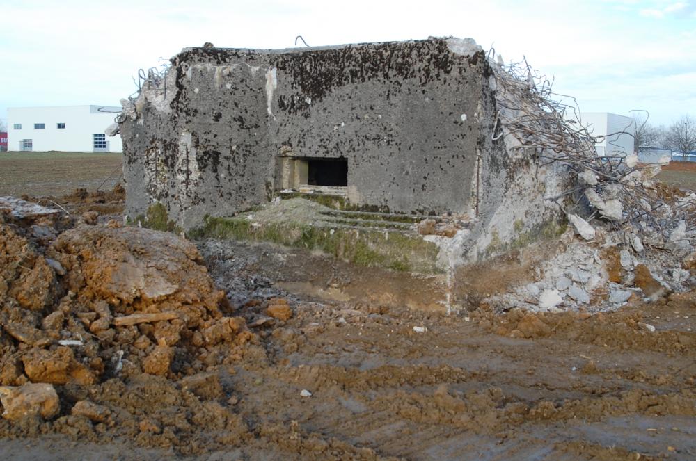 Ligne Maginot - MM254 - LES MARAGOLLES - (Blockhaus pour canon) - En ce jour d\'hiver ensoleillé une énorme machine a commencé la destruction de ce vestige posé en plein champ...
