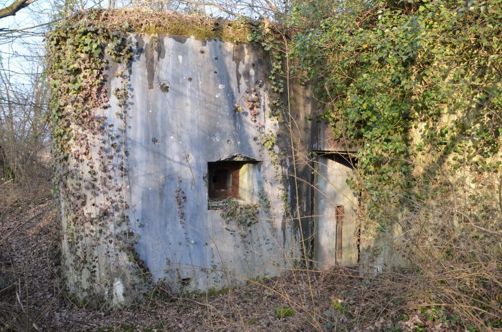 Ligne Maginot - 181 - KEMBS NORD 2 - (Blockhaus pour arme infanterie) - Vue sur l'entrée et son créneau de défense 