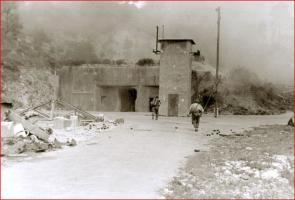 Ligne Maginot - ROQUEBRUNE - CORNILLAT - (Ouvrage d'artillerie) - Bloc 1
Vue de l'entrée lors de l'entrainement au lance-flammes de la compagnie d'assaut Z de la 1° Division Française Libre