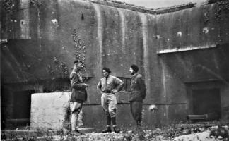 Ligne Maginot - CAP MARTIN - (Ouvrage d'artillerie) - Bloc de flanquement N°3 après la bataille de Menton, armé de deux canons de 75 Mle 29; Lt Corbedanne commandant le bloc 3, le MdL Ratto et Rainero.
Noter le rajout bétonné limitant l'angle de tir du canon de 75