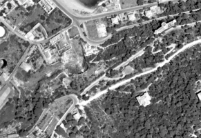 Ligne Maginot - CAP MARTIN - (Ouvrage d'artillerie) - Photographie aérienne 1954
Les 3 blocs de l'ouvrage sont nettement visibles sur cette photo ou Roquebrunne Cap-Martin apparait dans une configuration quasi semblable à celle de juillet 1940. Noter les ruines  des bâtiments détruits par l'artillerie italienne sur les avants des blocs 2 et 3.