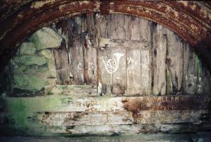 Ligne Maginot - Camp des fourches - Graffiti au fond d\'une alvéole tôle métro