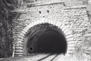 Ligne Maginot - Tunnel de Bergue - Entrée Nord - Le fronton de l\'entrée nord du tunnel de Bergue avec les créneaux de tir du blockhaus supérieur et ceux de défense de l\'entrée