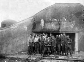 Ligne Maginot - EINSELING - A36 - (Ouvrage d'infanterie) - Photo de l'équipage devant la chambre de tir à une date indéterminée