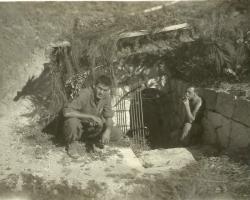 Ligne Maginot - TETE DE CHIEN - FORT MASSENA (6° BIE - 157° RAP) - (Position d'artillerie préparée) - Photo prise en 1944 par les soldats américains.
Sgt McCullough and Maxwell (Medic)