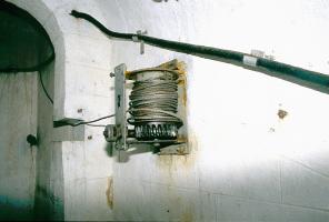 Ligne Maginot - MONT GROS de ROQUEBRUNE (Observatoire d'artillerie) - Photographie datant des années 1980
Le treuil permettant de hisser le périscope depuis la galerie