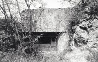 Ligne Maginot - Casemate de SAINT OUEN Sud - Le petit créneau à côté de celui pour mitrailleuse est un créneau d'observation