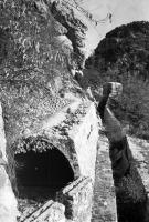 Ligne Maginot - Baisse de Scuvion 7 - La tranchée menant sur les dessus de l\'ouvrage est nettement visible sur la droite de la photo