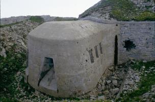 Ligne Maginot - Fort de la FORCA - La seconde caponnière, les dégâts de l'attaque de 1945 sont visibles sur le mur de parement
