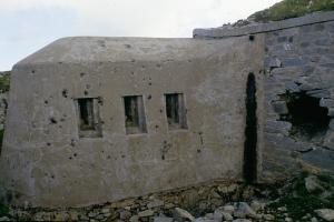 Ligne Maginot - Fort de la FORCA - la seconde caponnière, les dégâts de l\'attaque de 1945 sont visibles sur le mur de parement
