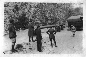 Ligne Maginot - Position d'artillerie de la Lavina - Un canon de 155 tracté en route vers son emplacement. 
Ces canons de grande longueur posaient problème dans certains lacets routiers trop serrés.