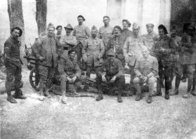 Ligne Maginot - CABANES VIEILLES - (Casernement) - On peut découvrir sur cette photo prise à Cabanes Vieilles des soldats italiens et français ensemble.
Beaucoup de part et d'autre de la frontière étaient amis ou de la même famille...