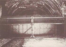 Ligne Maginot - Tunnel de Bergue - Porte et grille - La grille et la porte barrant l\'accès du tunnel de Bergues, identique à celles équipant le tunnel de Braus
