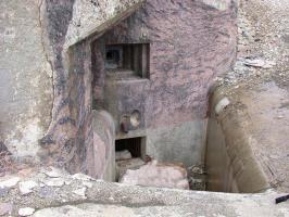 Ligne Maginot - RESTEFOND (Ouvrage d'artillerie) - Le bloc 6
Créneau FM de défense rapprochée et issue de secours du bloc