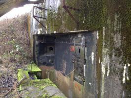 Ligne Maginot - Casemate de Hoffen Est - L\'entrée de la casemate et le créneau de défense rapprochée
