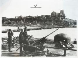 Ligne Maginot - Casemate 31/1 - PONT de BATEAUX - Photo allemande datée du 03 juillet 1940
Un poste DCA (Flakstellung) installé sur la casemate.
Le pont de bateau est bien visible sur cette photo