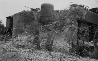 Ligne Maginot - Casemate 31/1 - PONT de BATEAUX - Photographie prise en juin-juillet 1940.
La cloche est pratiquement déchaussée