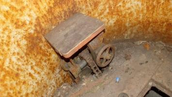 Ligne Maginot - Abri de l'Helmreich - Cloche GFM
Le tabouret du guetteur et le dispositif de montée-descente du plancher de la cloche