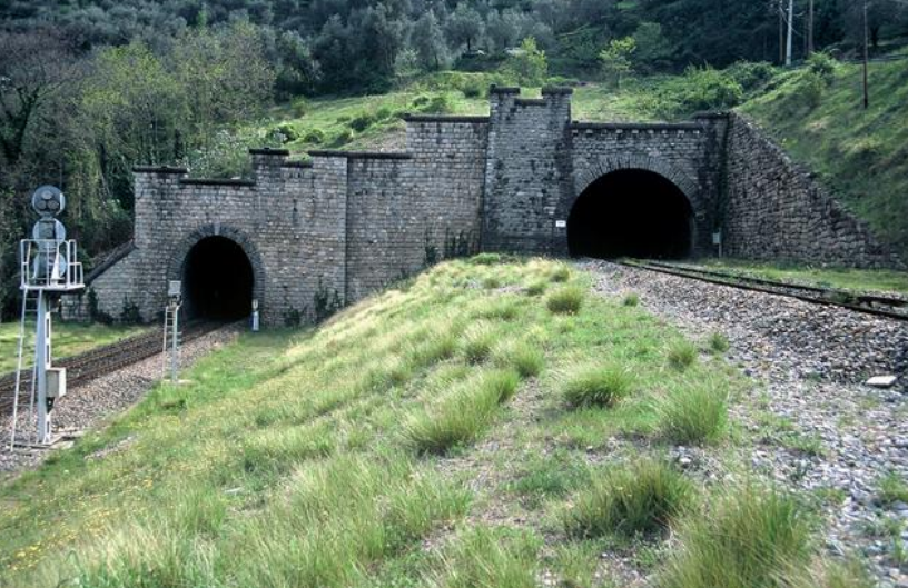 Ligne Maginot - Tunnel de Gigne et Caranca - Les entrées actuelles des tunnels de Gigne (en dessous) et Carença (au dessus à droite)
Noter la disparition des dispositifs de défense