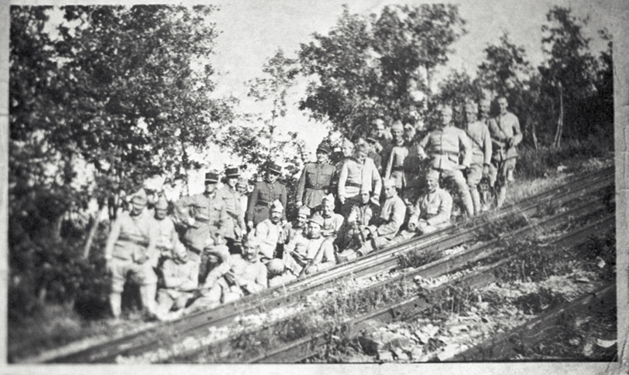 Ligne Maginot - MONTE GROSSO (MG) - E02 - (Ouvrage d'artillerie) - Photo datant probablement de la construction de l'ouvrage, les rails ayant pu être utilisés pour déplacer une charge lourde