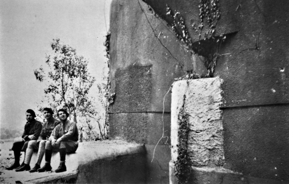 Ligne Maginot - CAP MARTIN - (Ouvrage d'artillerie) - bloc de flanquement N°3  le 25 juin 1940. Sur la photo : MdL Rainero, Lt Corbedanne et MdL Ratto.
Noter le rajout bétonné limitant l'angle de tir du canon de 75