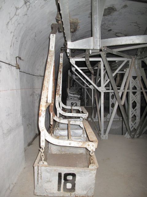 Ligne Maginot - TéLéPHéRIQUE DE ROCHE LA CROIX (RECETTE HAUTE) - (Téléphérique ( Recette)) - Intérieur du bâtiment
Les bennes parquées pour l\'éternité