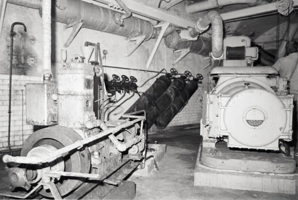 Ligne Maginot - CAP MARTIN - (Ouvrage d'artillerie) - L'usine électrique
Groupes électrogènes à moteurs Renault.
Le groupe à l'avant plan est le groupe auxiliaire à moteur CLM 1PJ65
