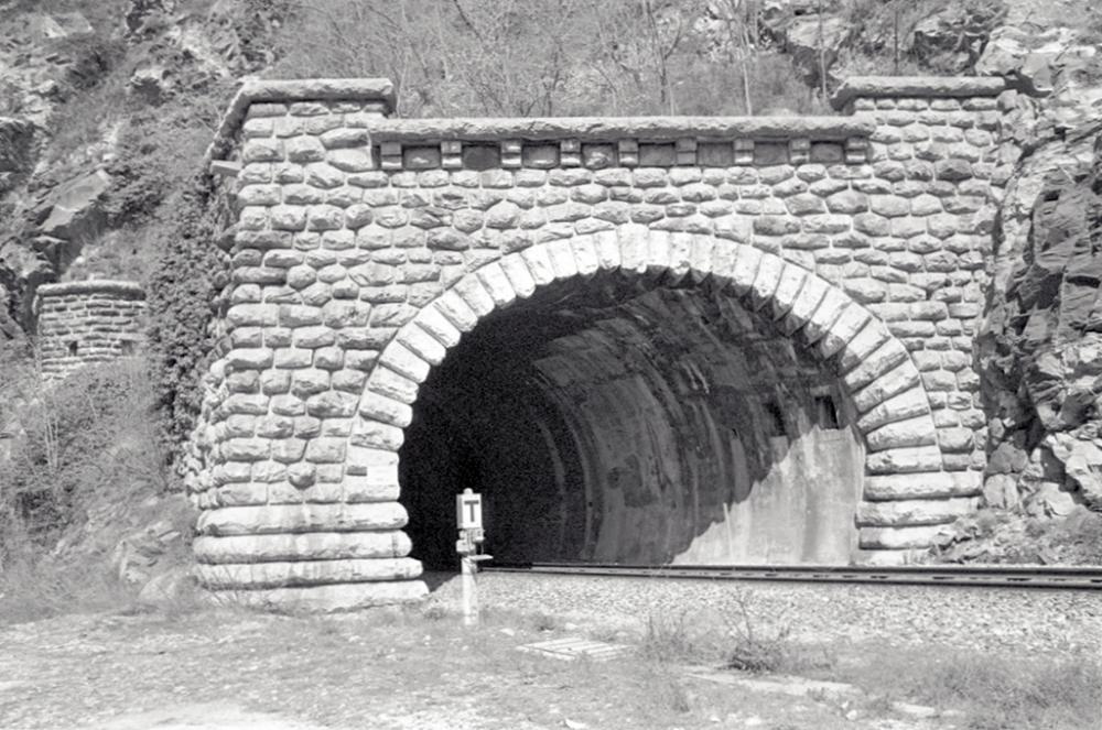 Ligne Maginot - Tunnel  de Bergue - Entrée  Sud - A noter le petit bloc à part, sur la gauche, mais relié à l\'ouvrage défensif de l\'entrée du tunnel