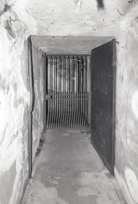 Ligne Maginot - Tunnel  de Bergue - Entrée  Sud - L\'entrée du petit bloc défendu par une porte et une grille.