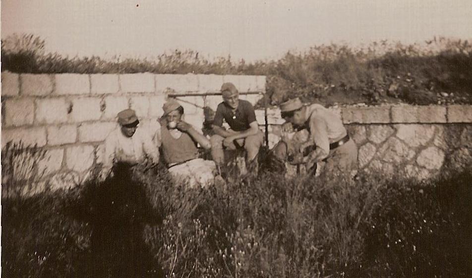 Ligne Maginot - Batterie de campagne du MONT AGEL (157e RAP) - Artilleurs de l'une des batteries du 157° RAP, vraisemblablement la 1ére. Photo prise au Mont Agel