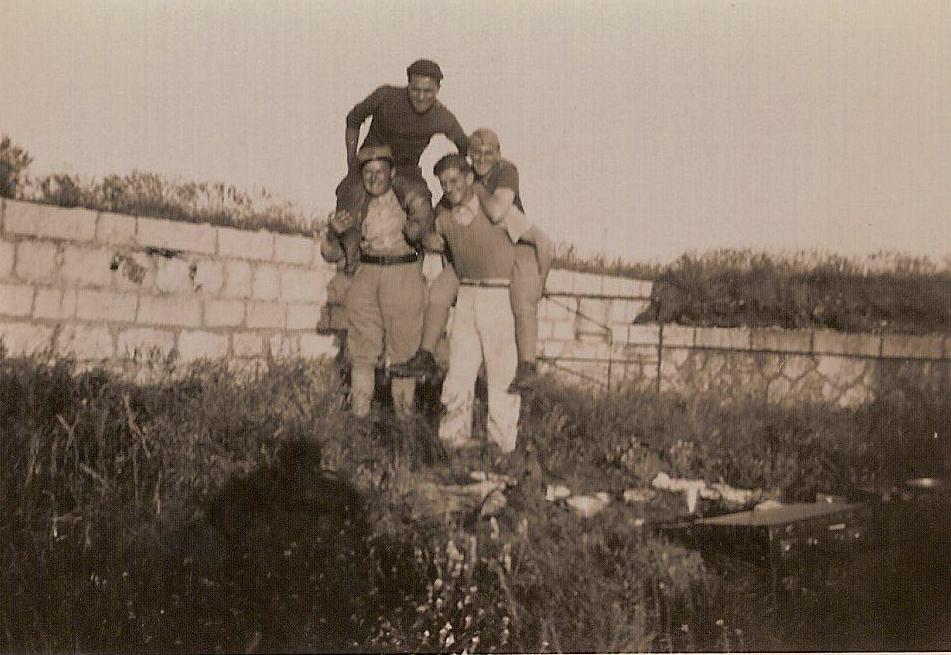 Ligne Maginot - Batterie de campagne du MONT AGEL (157e RAP) - Artilleurs de l'une des batteries du 157° RAP, vraisemblablement la 1ére. Photo prise au Mont Agel