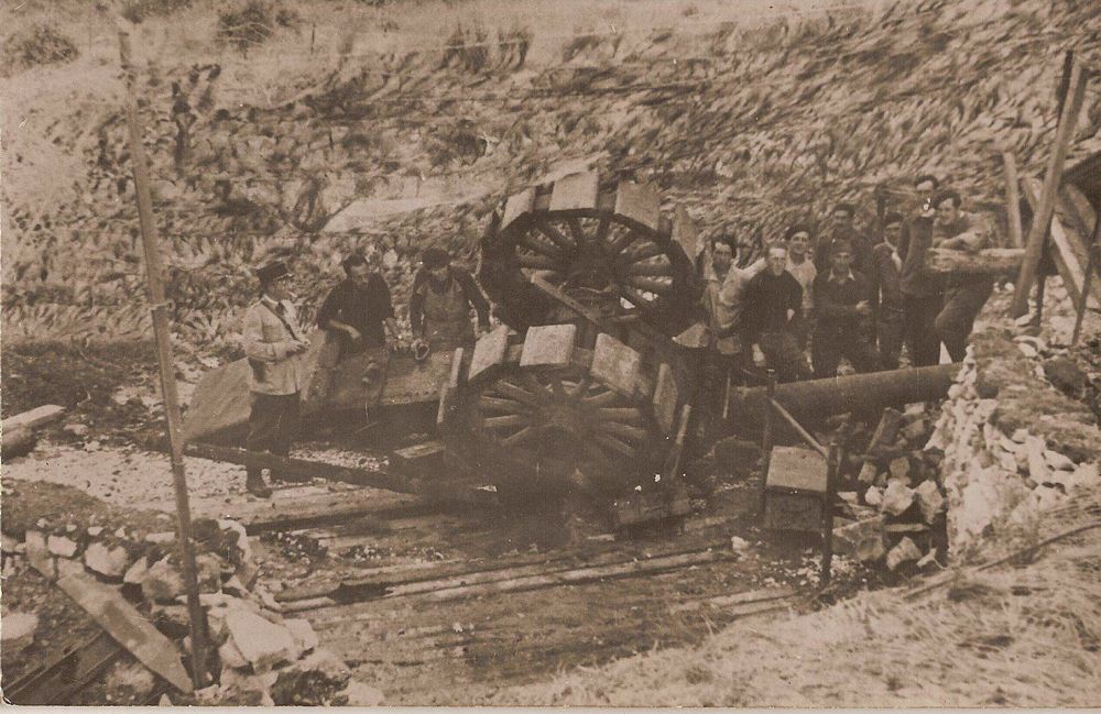 Ligne Maginot - FONTBONNE (4°Bie 157°RAP) (Position d'artillerie préparée) - Photo d'un des matériels de 155L modèle 1877 de la 4° Batterie du 157° RAP  en fort mauvaise posture. Photo prise à Fonbonne en 1940