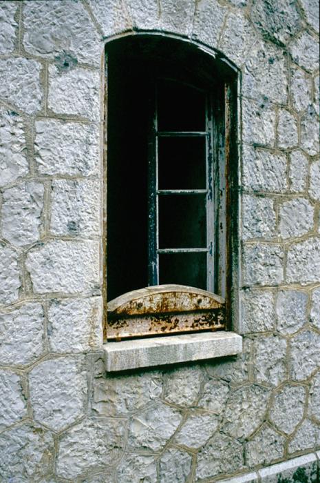 Ligne Maginot - BARBONNET - FORT SUCHET - (Ouvrage d'artillerie) - Système de protection permettant d\'obturer les fenêtres en cas de bombardement