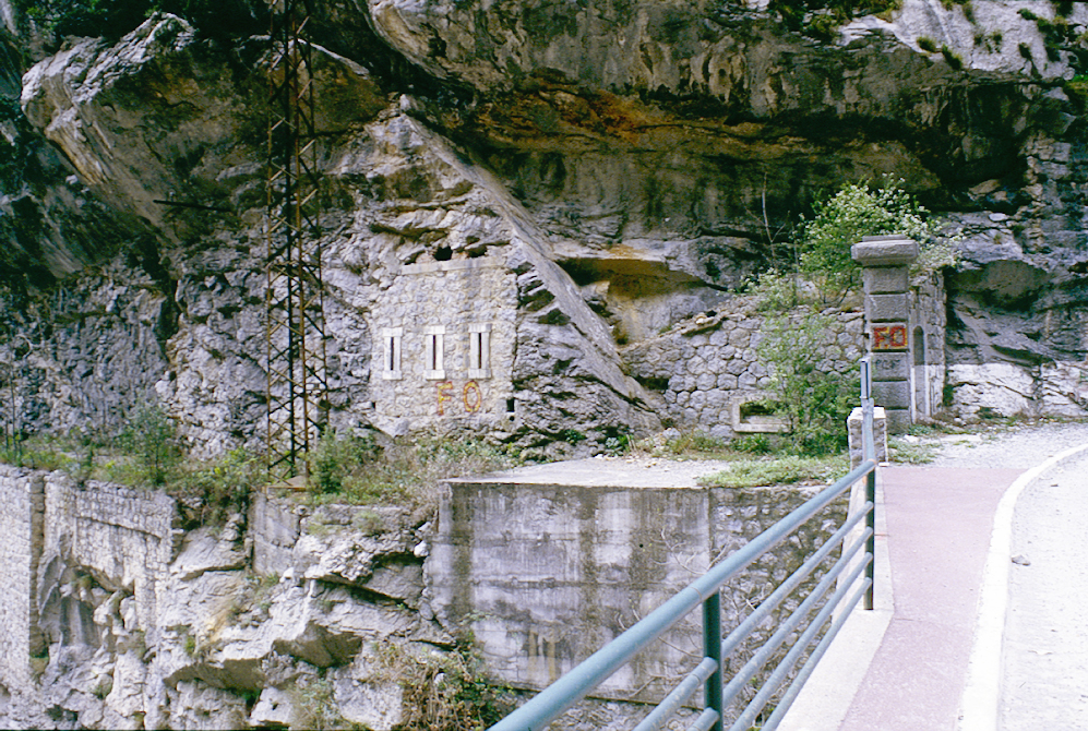 Ligne Maginot - Chiuse de Bauma Negra - Le passage de l\'ancienne voie ferrée est bien visible sur  la photo