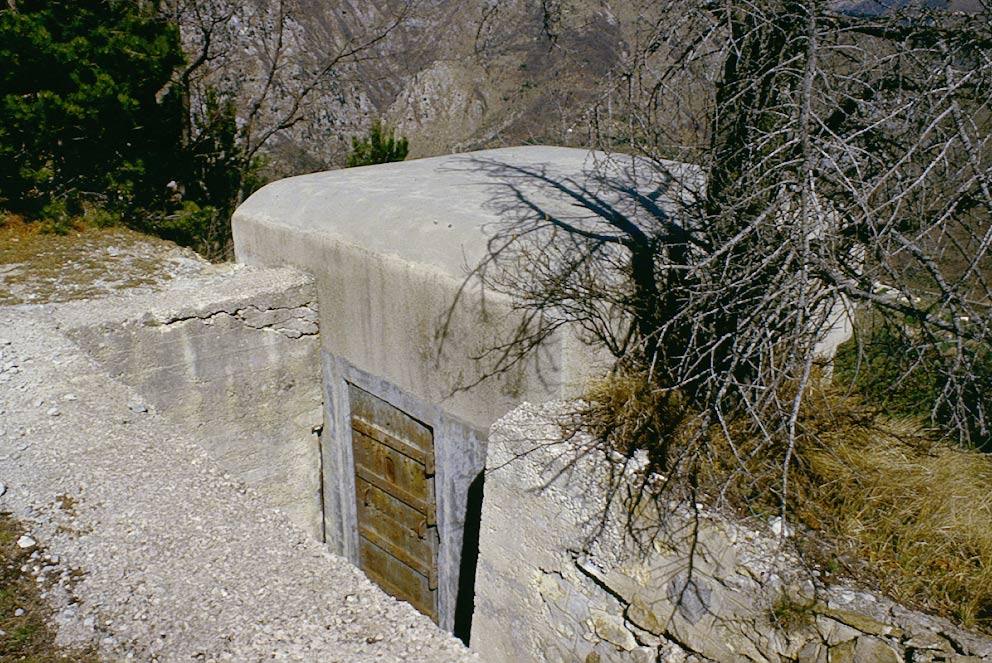 Ligne Maginot - Avant Poste de CROIX DE COUGOULE - L'observatoire rajouté après guerre
L'accés par l'arrière 